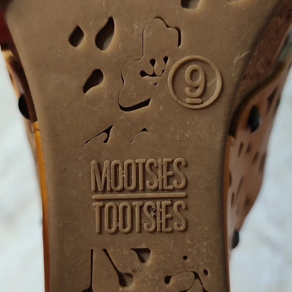 Mootsies Tootsies Tania Sun Cutout Wedge Sandals Mustard Yellow Summery Size 9